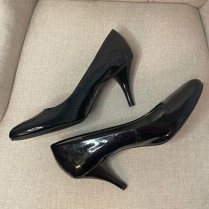 Bandolino black pumps